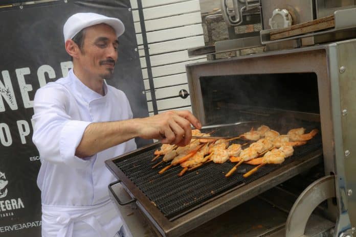 Chef preparando frutos do mar na churrasqueira Josper do Rancho Açoriano