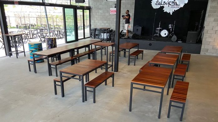 Salão principal e palco da Balbúrdia Cervejeira, no Centro de Florianópolis, onde Isadora Marcry e banda fazem o show tributo a Billie Eilish e Olivia Rodrigo
