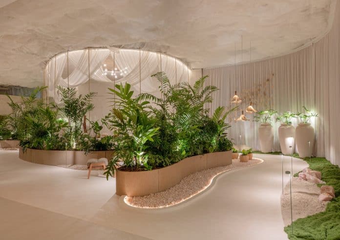 Jardim Ecos do Éden by Hantei, com floreiras tropicais e iluminação do Janela Lab, na CASACOR SC Florianópolis 2026
