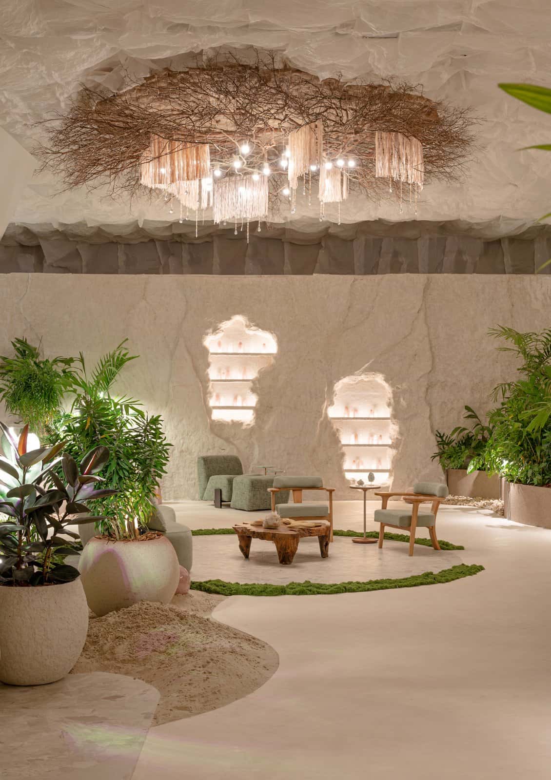 Luminária de galhos e cristais no Jardim Ecos do Éden by Hantei, na CASACOR SC Florianópolis 2026