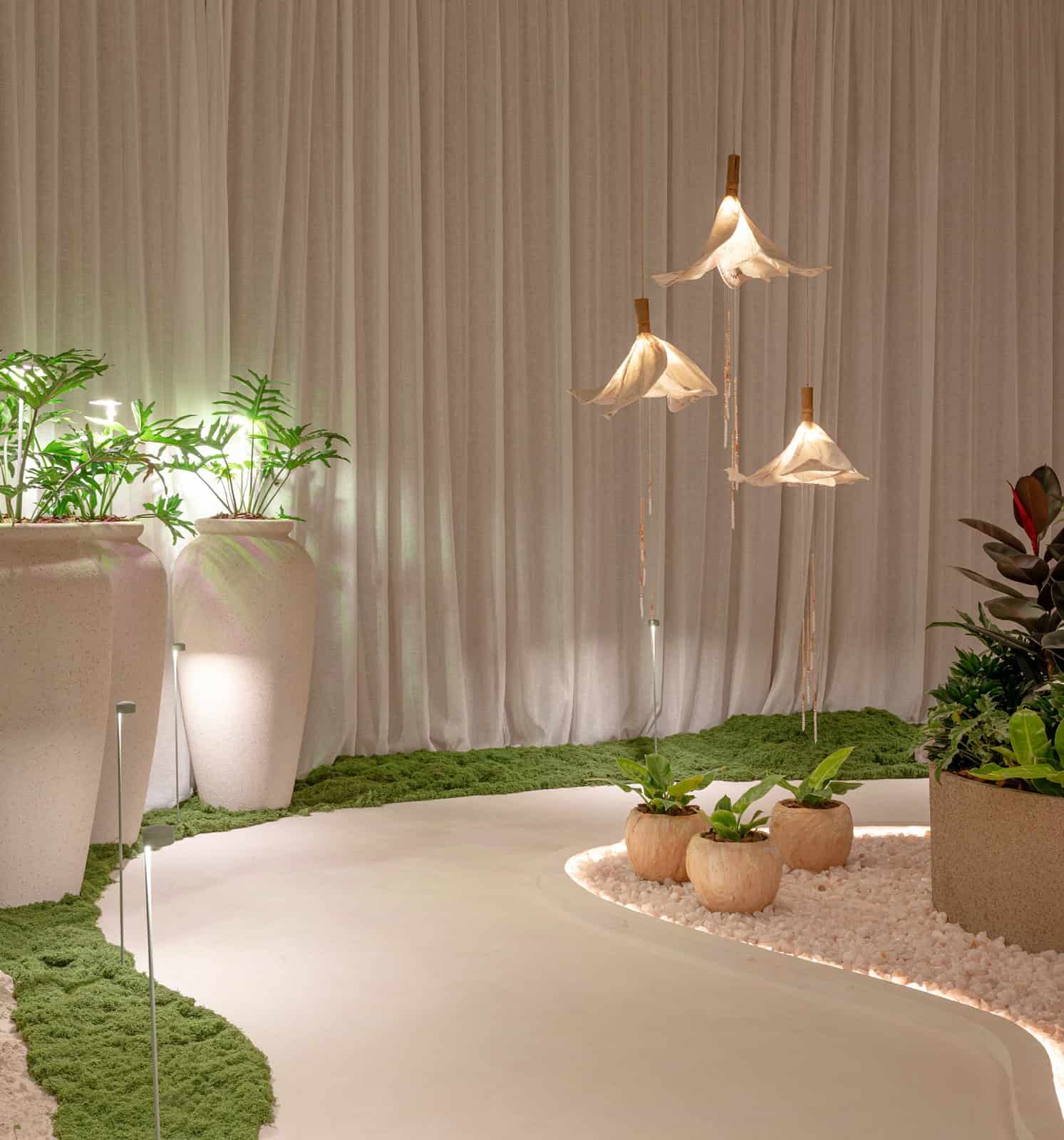 Luminária Trio de Flores, em tecido, suspensa no Jardim Ecos do Éden by Hantei na CASACOR SC Florianópolis 2026