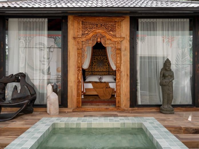 Reserva Ubud, de Leandro Sumar, com piscina central e porta balinesa entalhada na CASACOR SC Florianópolis 2026