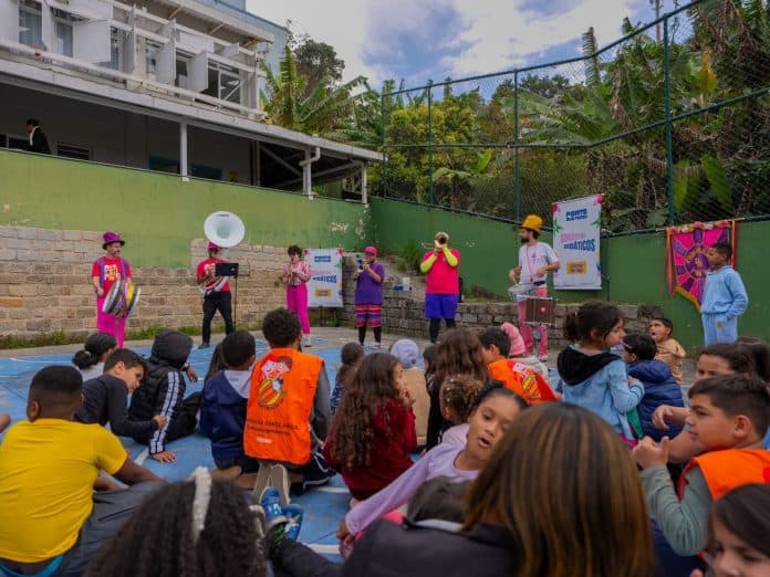 Concertos didáticos da Fanfarra da Ponte Show em escola pública de Florianópolis