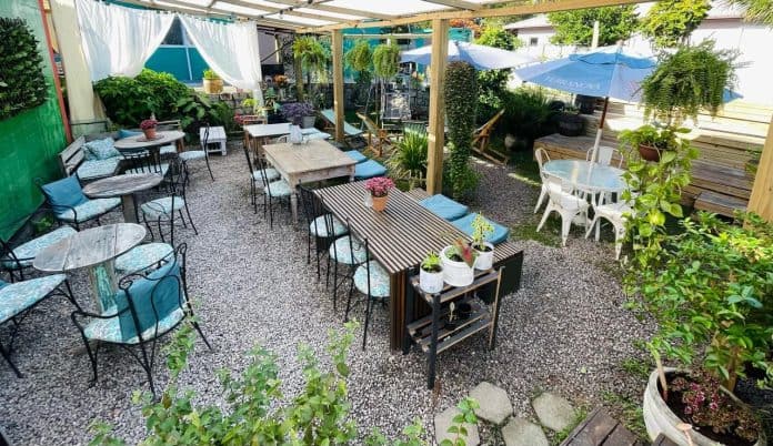 Pátio do Cafezana no Rio Tavares, Florianópolis — Festa Anos 80