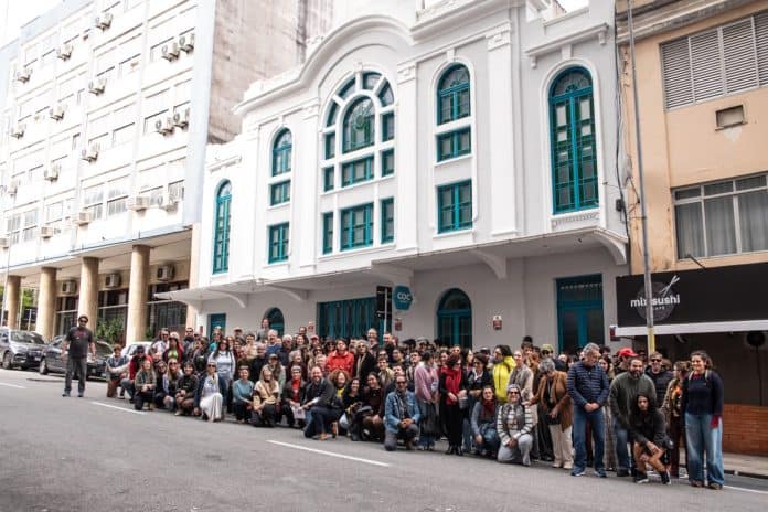 Grupo da caminhada histórica do FAM em frente ao antigo Cine Ritz, no Centro de Florianópolis