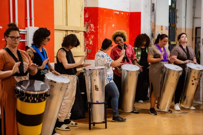 Participantes da Roda de Timbau Floripa tocando timbaus em oficina em Florianópolis