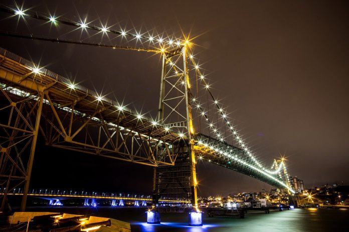 Ponte Hercílio Luz iluminada à noite, em Florianópolis