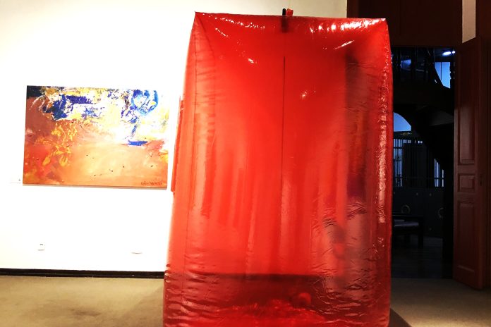 Flávia Fernandes na Fundação Cultural Badesc com a exposição Desejo
