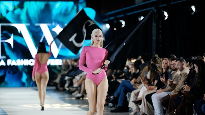 Modelo na passarela do Santa Catarina Fashion Week no Floripa Airport