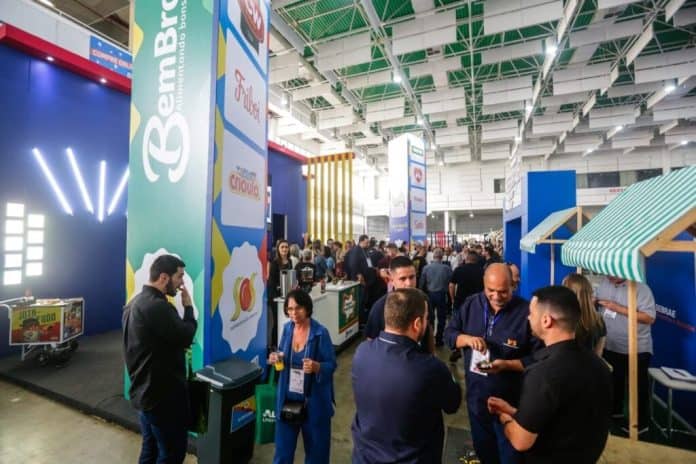Estande coletivo do Sebrae/SC na FEAL com produtos de pequenos negócios de alimentação