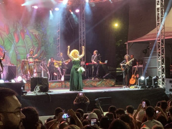 Vanessa da Mata em apresentação ao vivo (foto de arquivo / Wikimedia Commons, Minerva97, CC0)