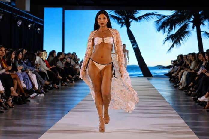 Passarela do Santa Catarina Fashion Week 2026 no Boulevard 14/32 do Floripa Airport, em Florianópolis