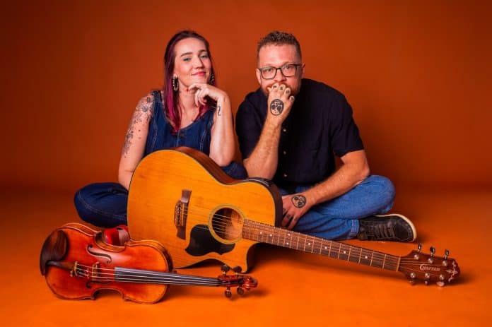 Raiza Diatel Löcherbach e Taro Löcherbach, do duo Cordas a Dois, que levam o projeto Sons da Infância à Grande Florianópolis