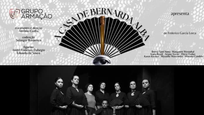 Arte de divulgação de A Casa de Bernarda Alba, do Grupo Armação, com um leque preto e foto do elenco em cena, em preto e branco