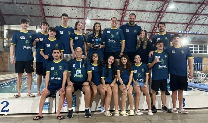 Equipe de alto rendimento de natação do Lira Tênis Clube no Troféu FASC