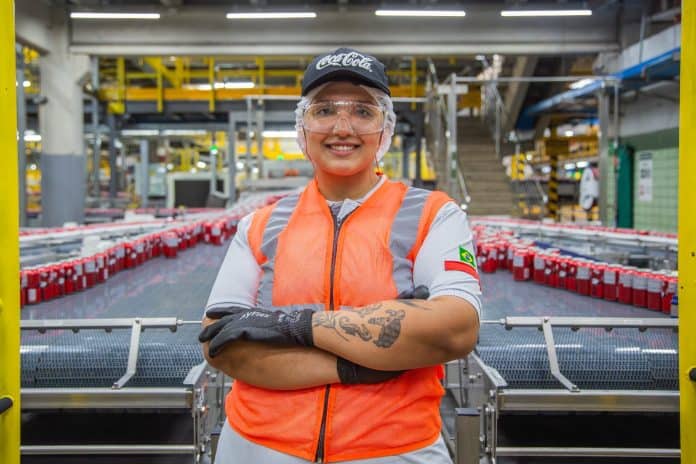 Linha de produção da Coca-Cola FEMSA Brasil em Santa Catarina