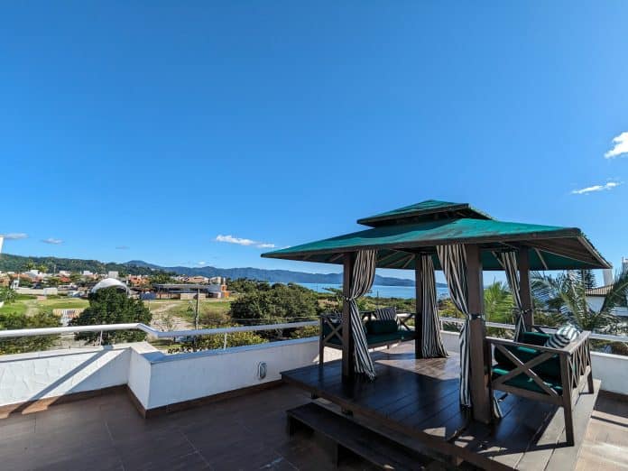 Founder Haus, Jurerê Internacional — terraço com vista para a orla