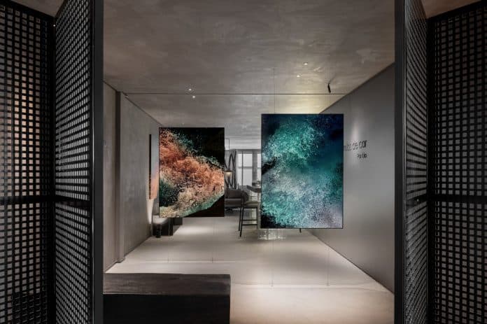 Fotografias de Lio Simas suspensas no Loft Tons de Cinza, Ondas de Cor, da Porto Maestri, na CASACOR SC Florianópolis 2026