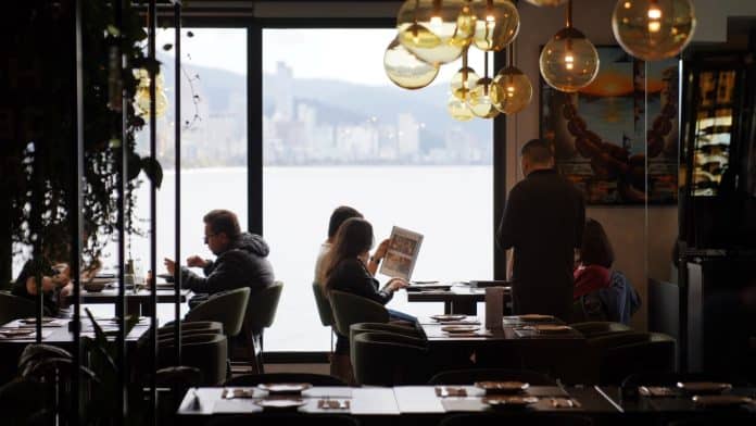 Raízes: restaurante de frutos do mar construído sobre o mar em Itapema