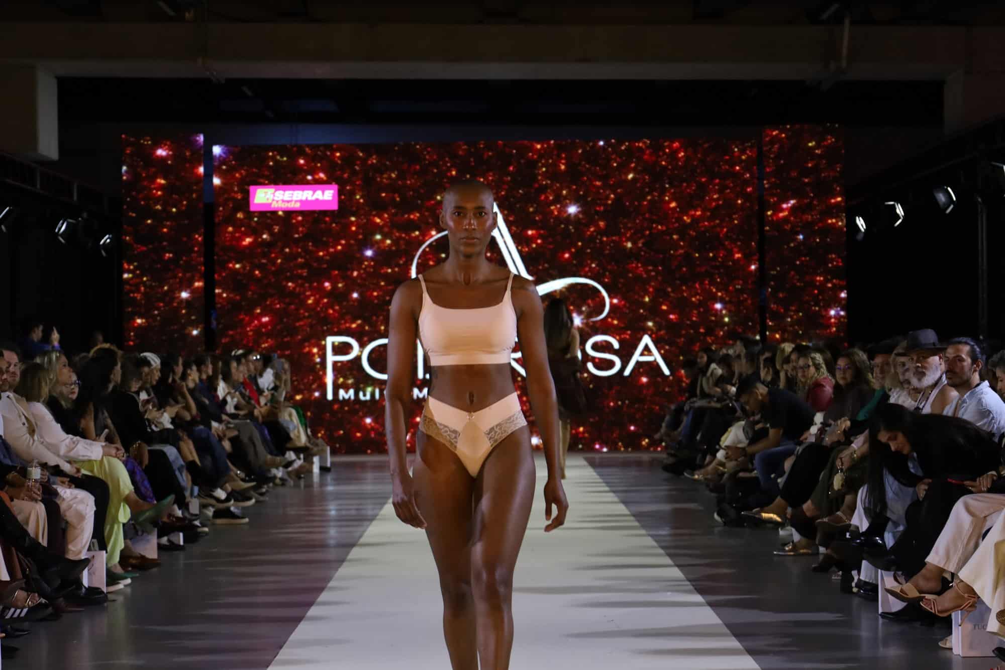 Modelo na passarela da segunda noite do SCFW 2026, no Boulevard 14/32 do Floripa Airport