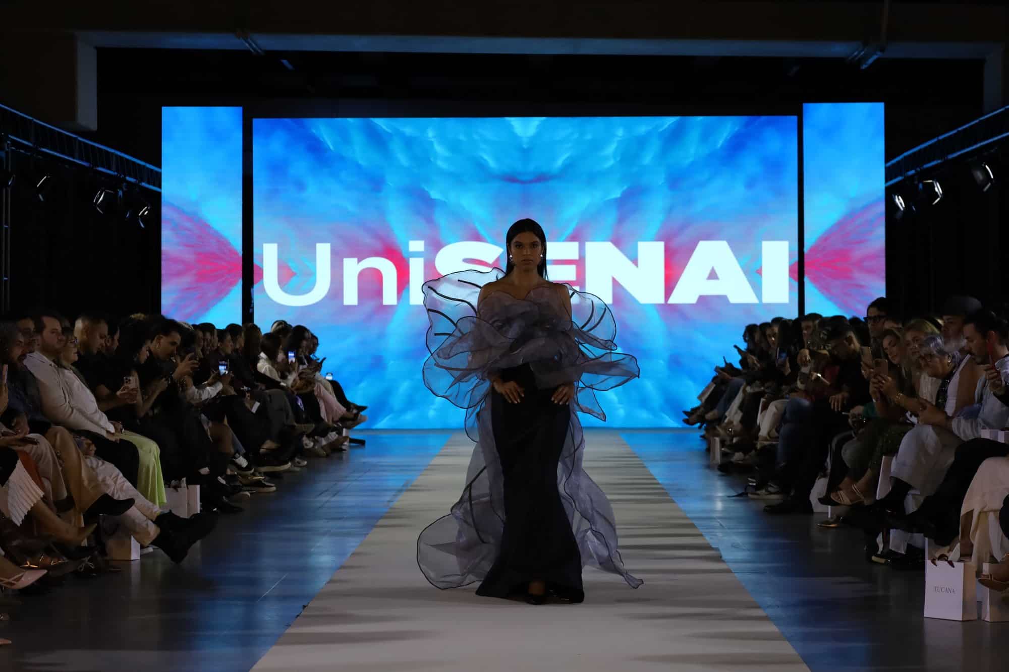 Desfile da UniSenai na segunda noite do Santa Catarina Fashion Week 2026 no Floripa Airport