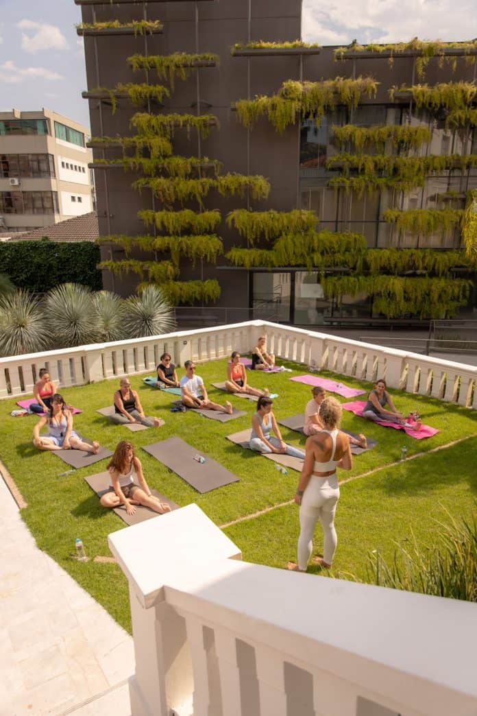 Prática de yoga ao ar livre do evento Bem-estar com Elas