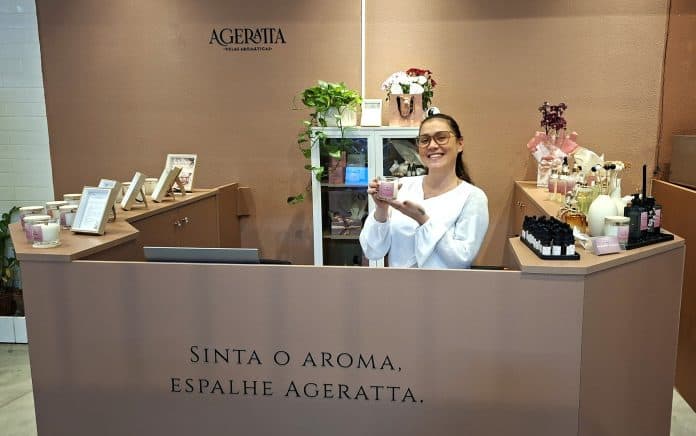 Juliane Cristina Veber no balcão da loja da Ageratta Velas Aromáticas, no Mercadão de Coqueiros, em Florianópolis
