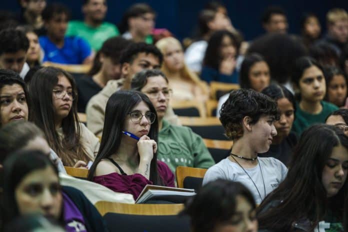 Estudantes da rede estadual acompanham aulão preparatório para o Enem em auditório em Santa Catarina