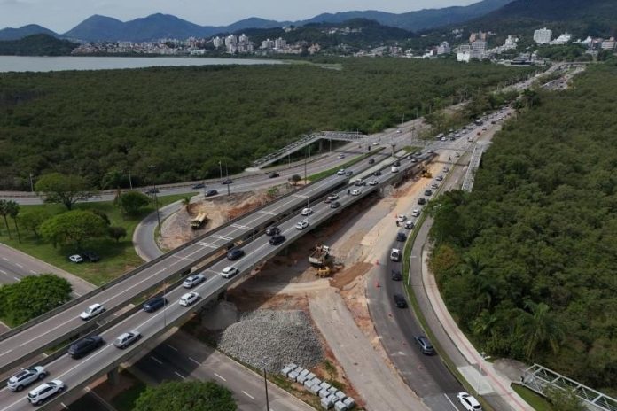 Obras de ampliação da Avenida da Saudade, no Itacorubi, em Florianópolis