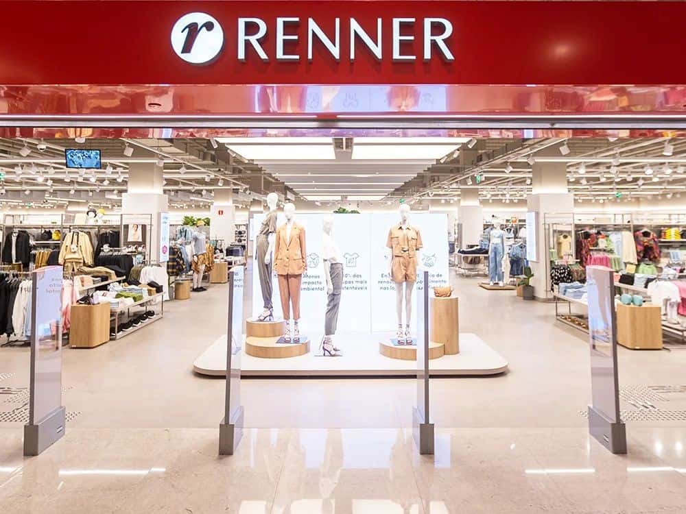 Interior de loja Renner com manequins e araras de roupas