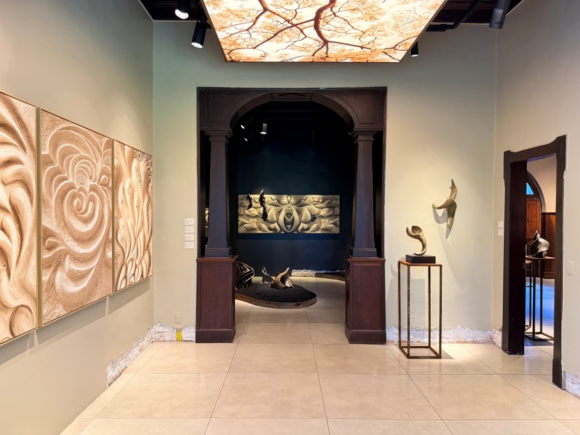Esculturas e instalação de terra da mostra ETERnos da Terra, de Miu e Pedro Caetano, na Galeria Berlin