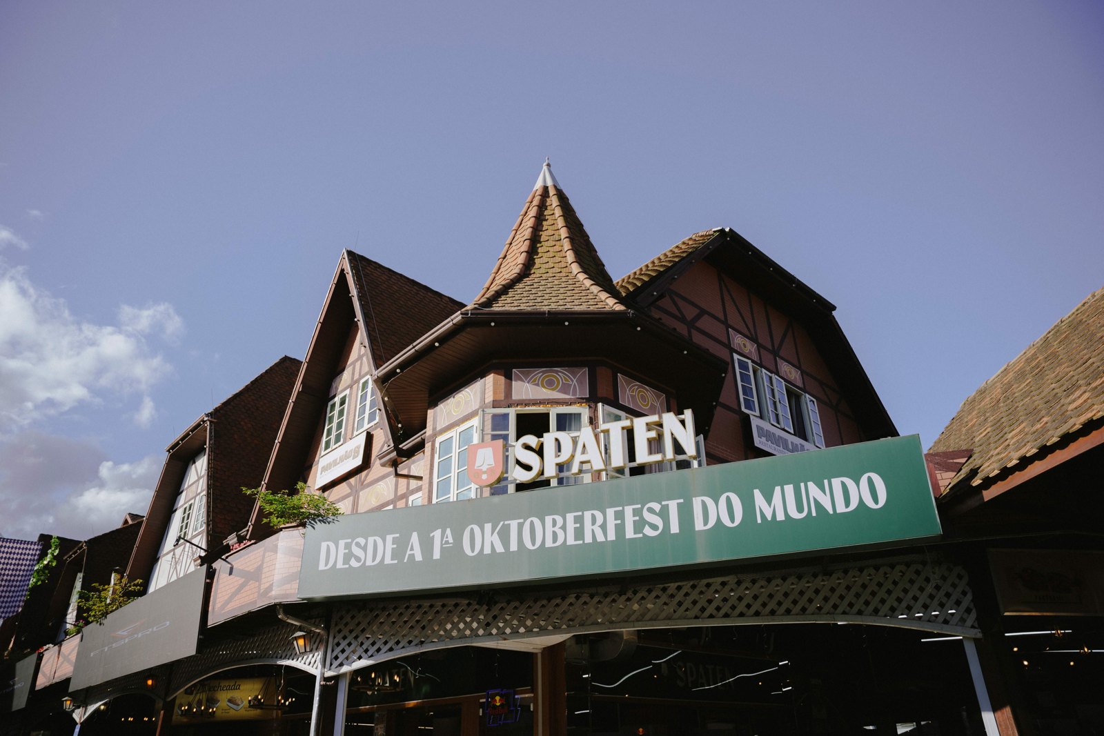 Fachada em estilo enxaimel com a marca Spaten na Vila Germânica, em Blumenau