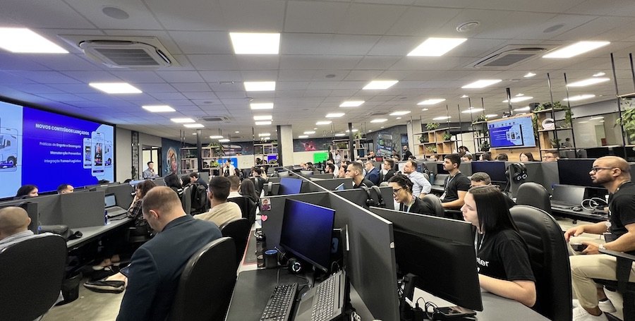 Equipe da PX trabalha em computadores em escritório amplo