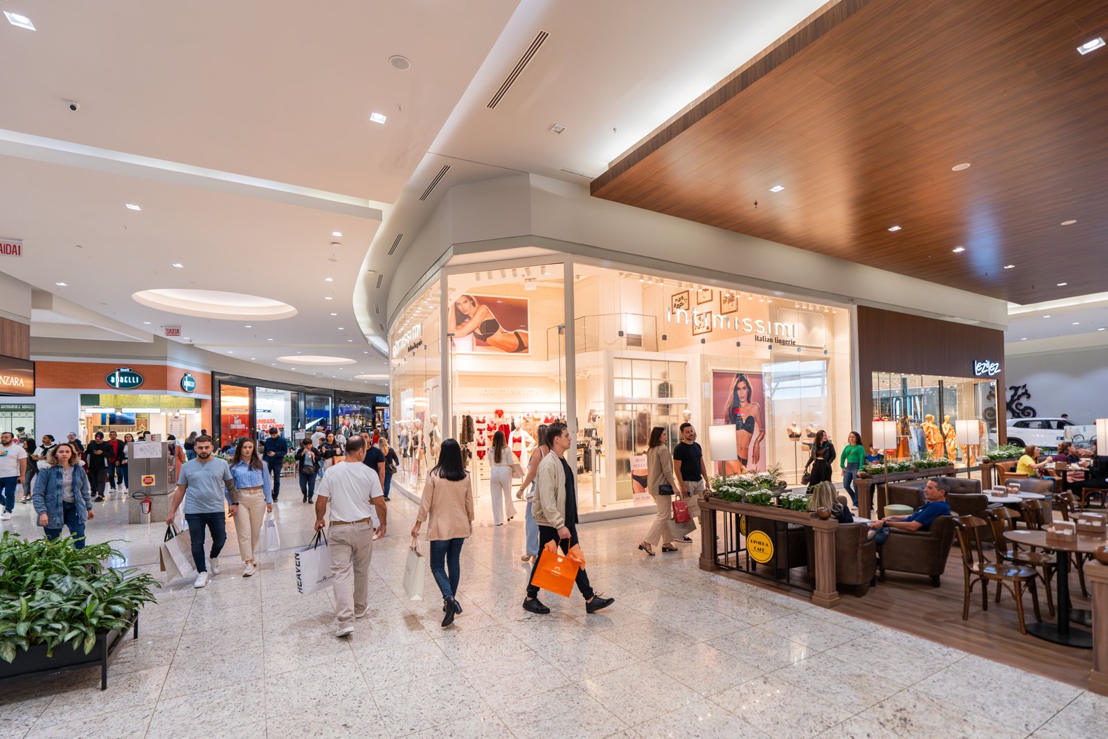 Corredor de shopping da Almeida Junior com clientes circulando entre as lojas