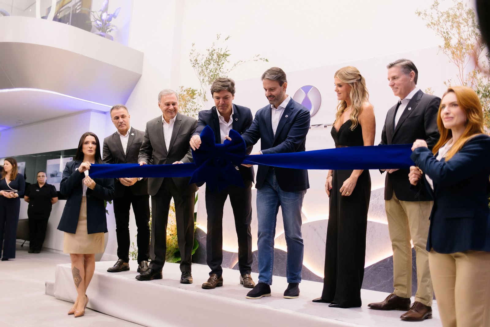 Executivos e autoridades cortam a faixa inaugural da concessionária Denza em Florianópolis