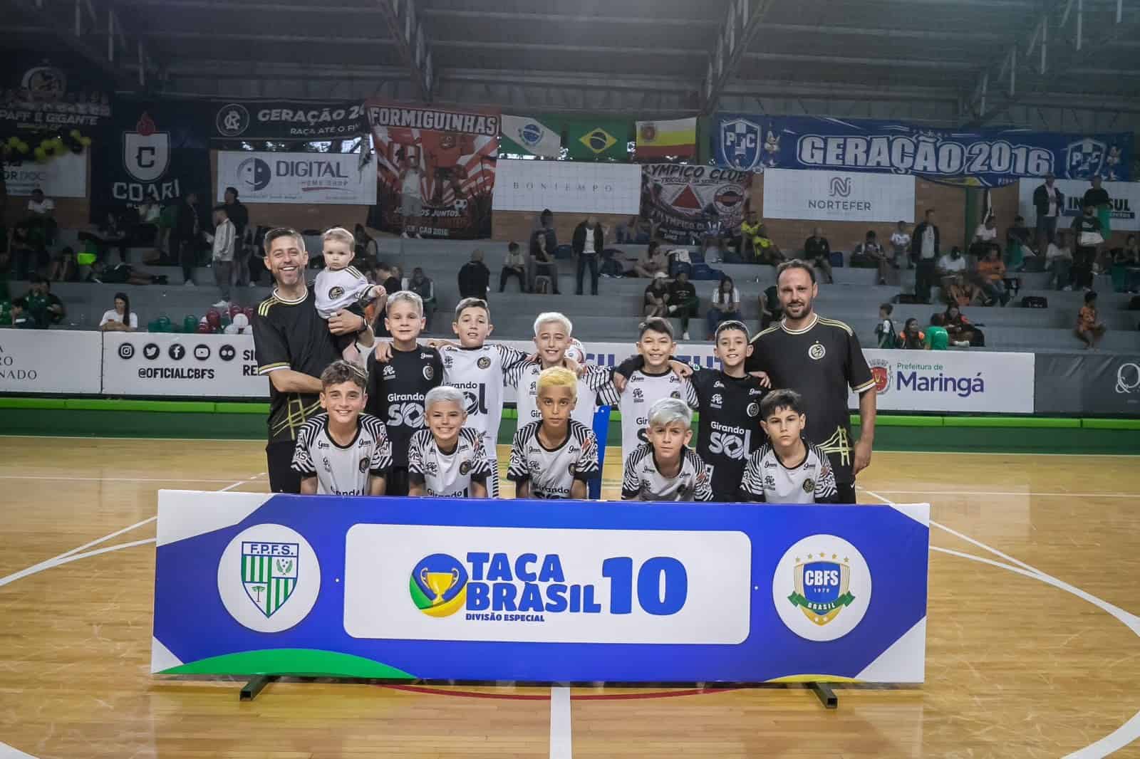 Elenco Sub-10 da APAFF Florianópolis posa atrás de faixa da Taça Brasil 10 Divisão Especial, em Maringá