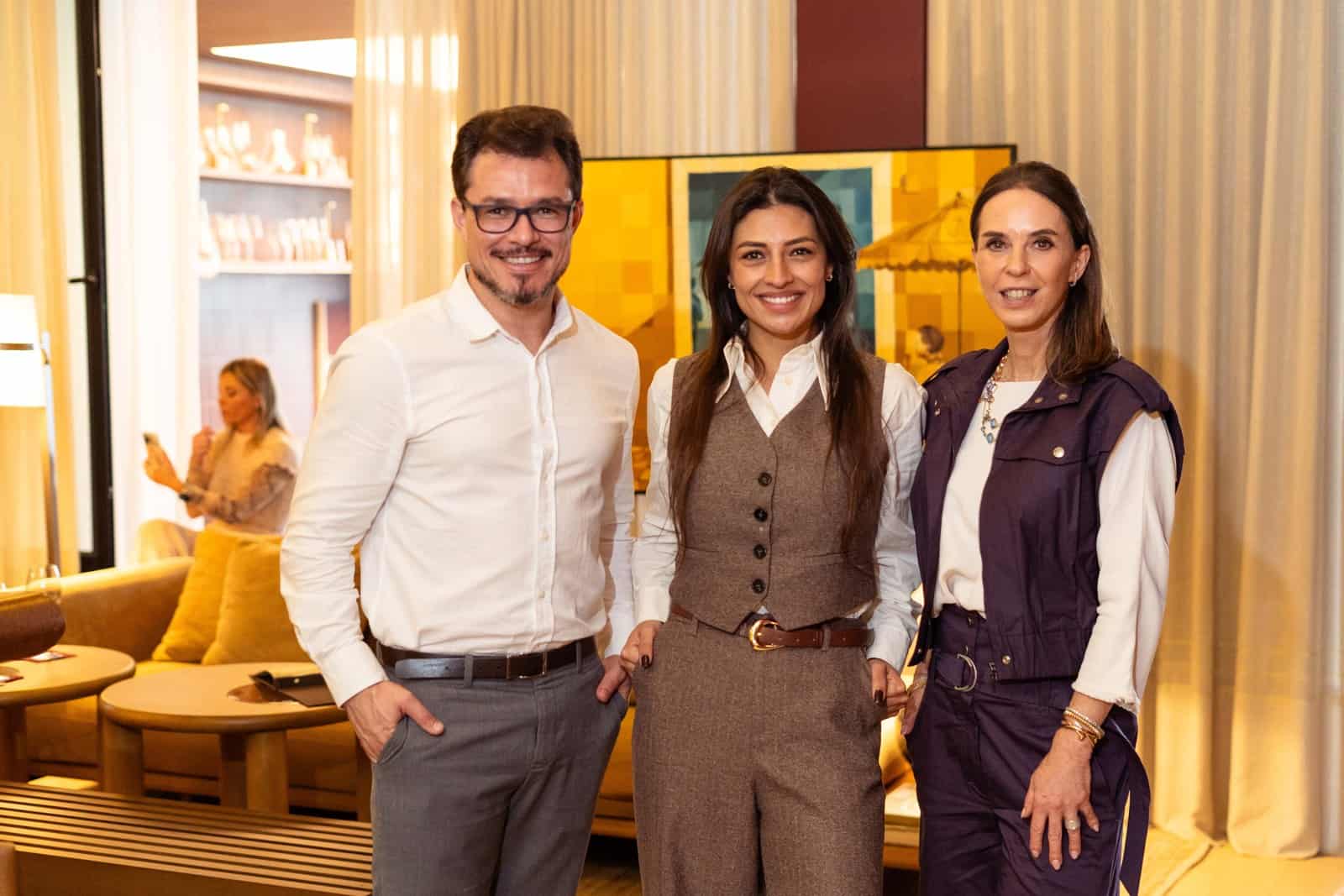 Daniel Matte, Esther Schattan e Arantxa Severo posam lado a lado em ambiente da CASACOR SC