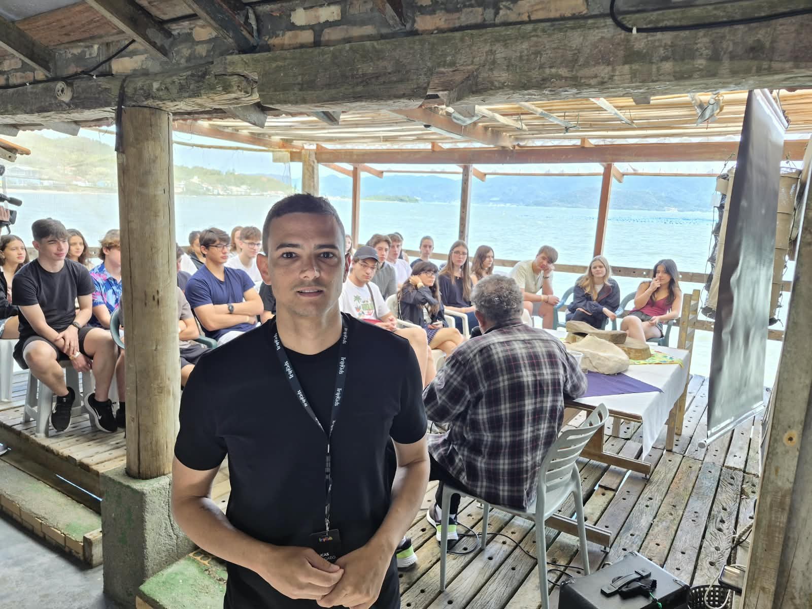 Lucas Salgado, CEO da TripKids, em frente a grupo de estudantes no Ribeirão da Ilha
