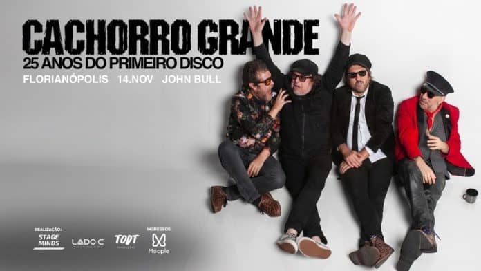 Cartaz do show Cachorro Grande, 25 Anos do Primeiro Disco, com os quatro integrantes sentados no chão e a data 14 de novembro no John Bull, em Florianópolis