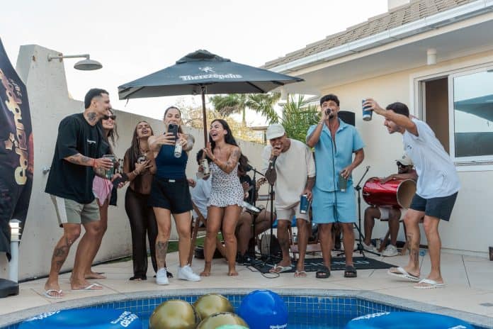 Influenciadores reunidos à beira da piscina da Casa do Folia, em Jurerê Internacional, Florianópolis