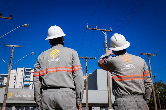 Equipes da Celesc trabalhando na rede elétrica