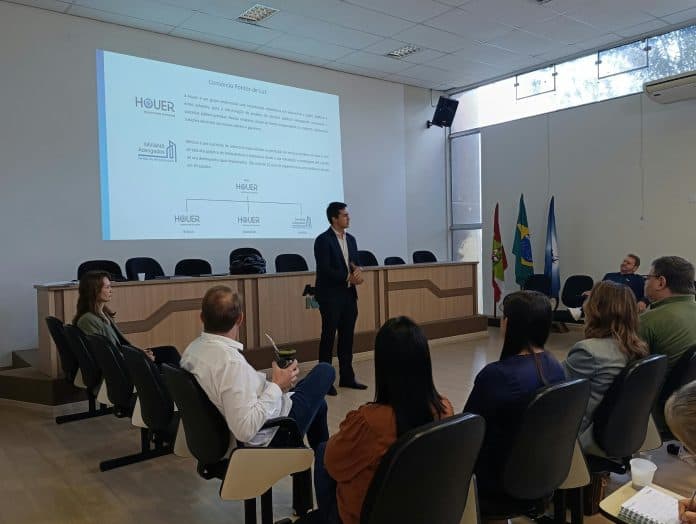 Reunião de abertura da PPP de iluminação pública do CODEPLAN, com apresentação do Consórcio Pontos de Luz projetada em telão