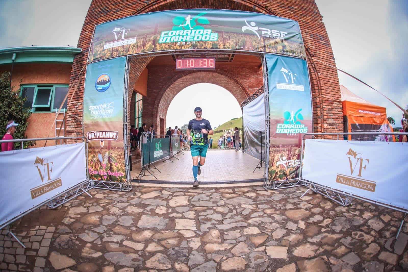 Corredor cruza o pórtico de chegada da Corrida dos Vinhedos, em arco de pedra na Villa Francioni