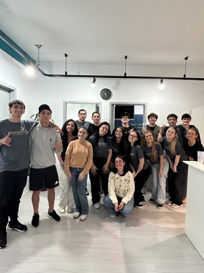 Grupo de estudantes e professores do Dazumbanho Pré-Vestibular reunidos em sala de aula no Estreito, em Florianópolis