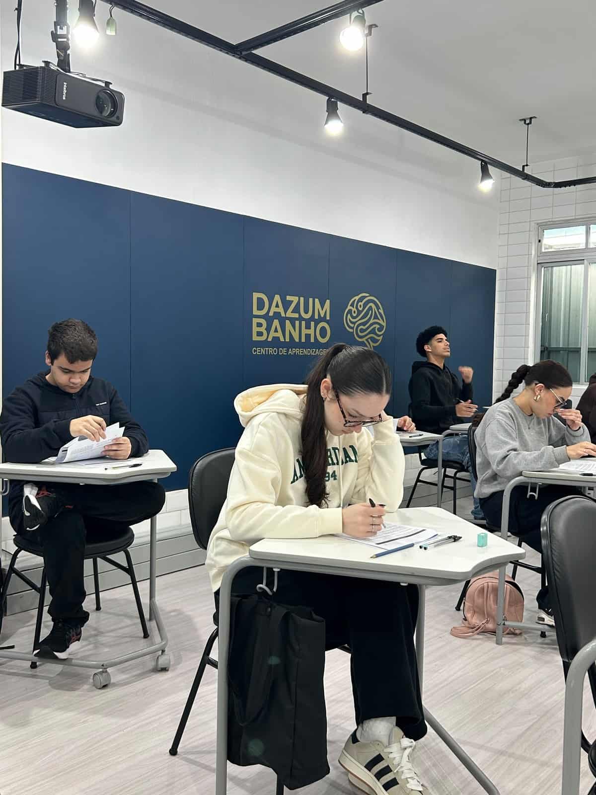Estudantes em sala de aula do Dazumbanho Pré-Vestibular, no Estreito, em Florianópolis