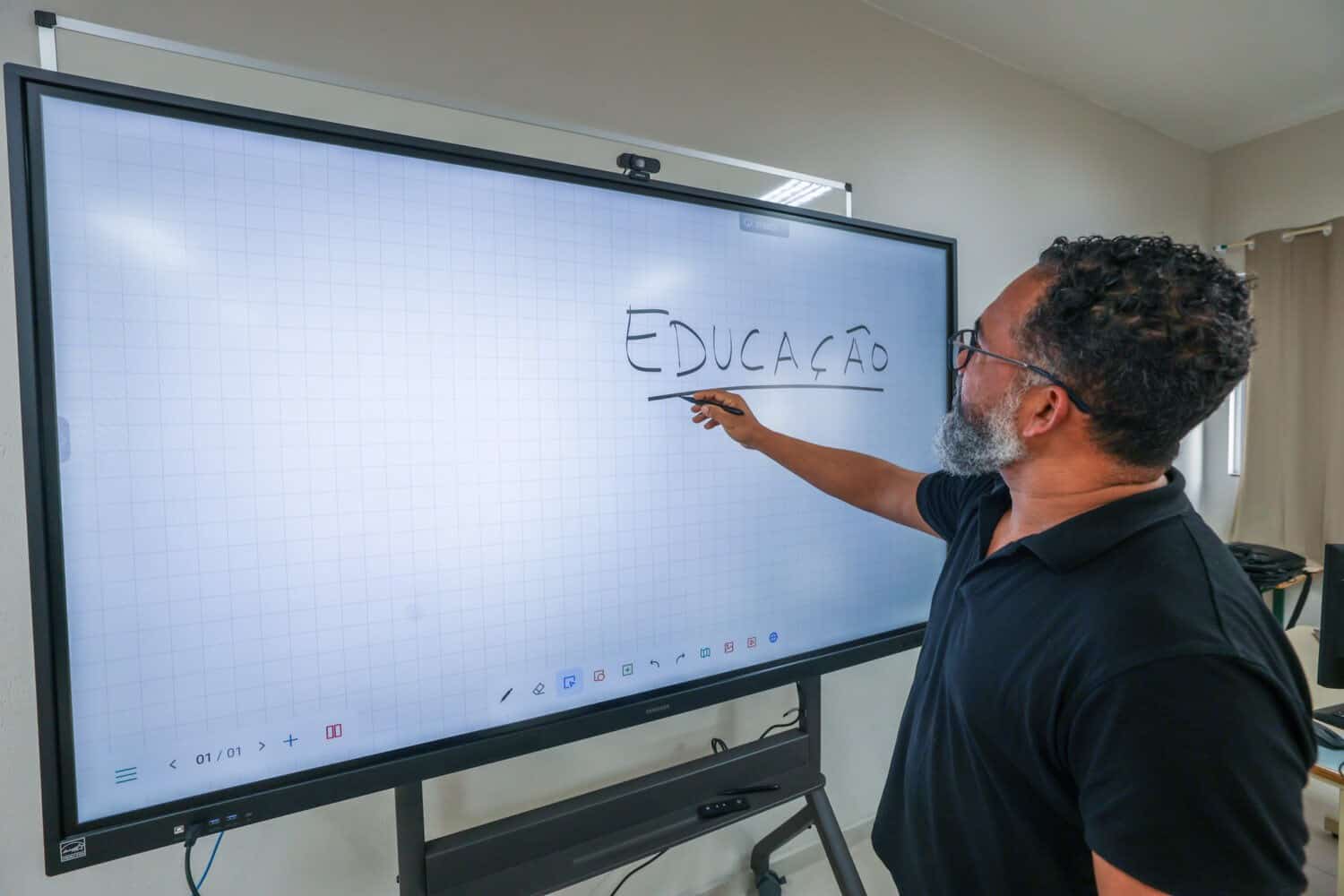 Dia do Professor: Governo de SC anuncia gratificação de R$ 3 mil, nova ...