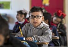 Dificuldade para enxergar pode afetar a aprendizagem; professores podem ajudar a identificar sinais Criança em ambiente escolar, ilustração sobre visão e aprendizagem
