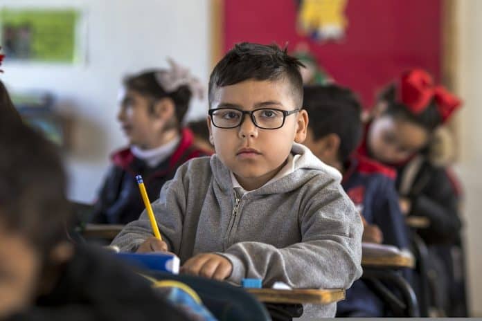 Criança em ambiente escolar, ilustração sobre visão e aprendizagem