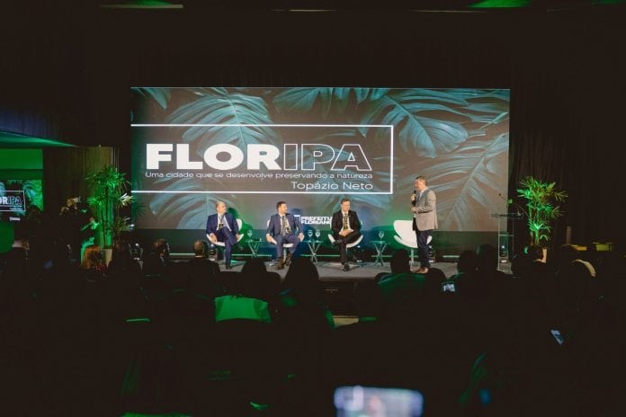 Painel no palco do Direito Ambiental Experience, em Florianópolis