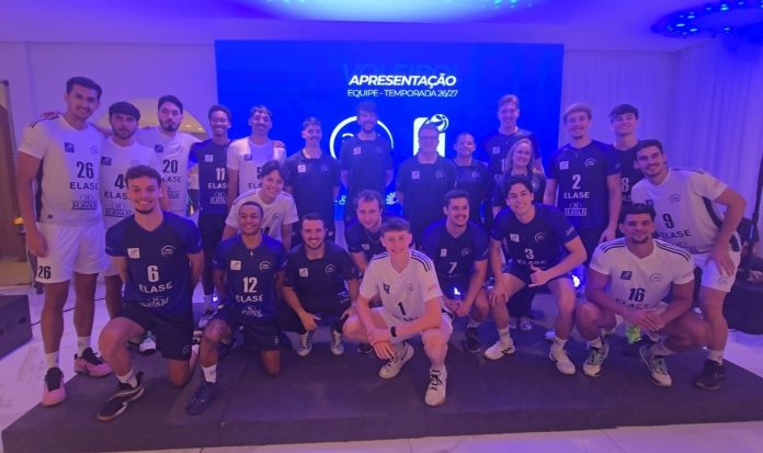 Jogadores e comissão técnica da ELASE posam no palco da apresentação da equipe para a temporada 2026/27 de vôlei